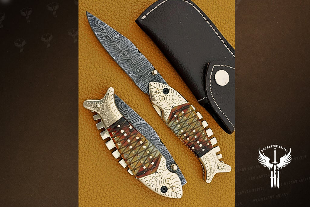 Handmade Damascus Steel Hunting Folding Knife with Engraved Brass & Resin Handle. Pro-Capolavoro1458