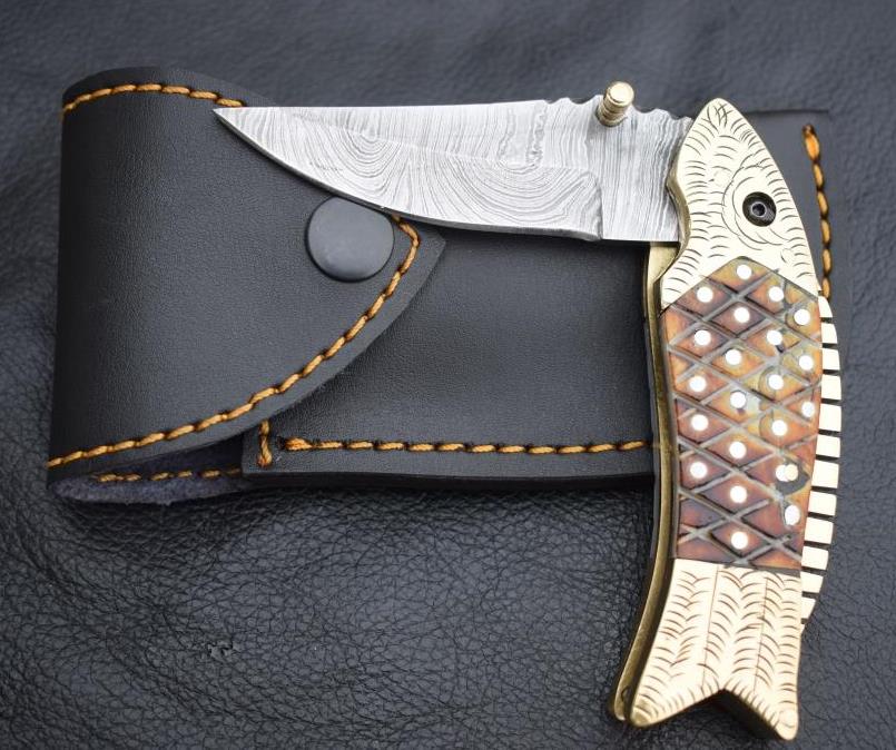 Handmade Damascus Steel Hunting Folding Knife with Engraved Brass & Resin Handle. Pro-Capolavoro1458