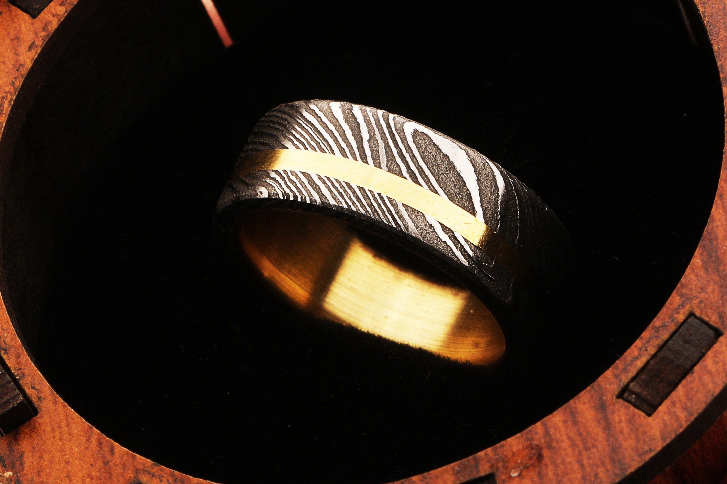 Fascinating Damascus steel Brass Side Edge Line Ring. Packed in Special Box. Pro-Regalo7014