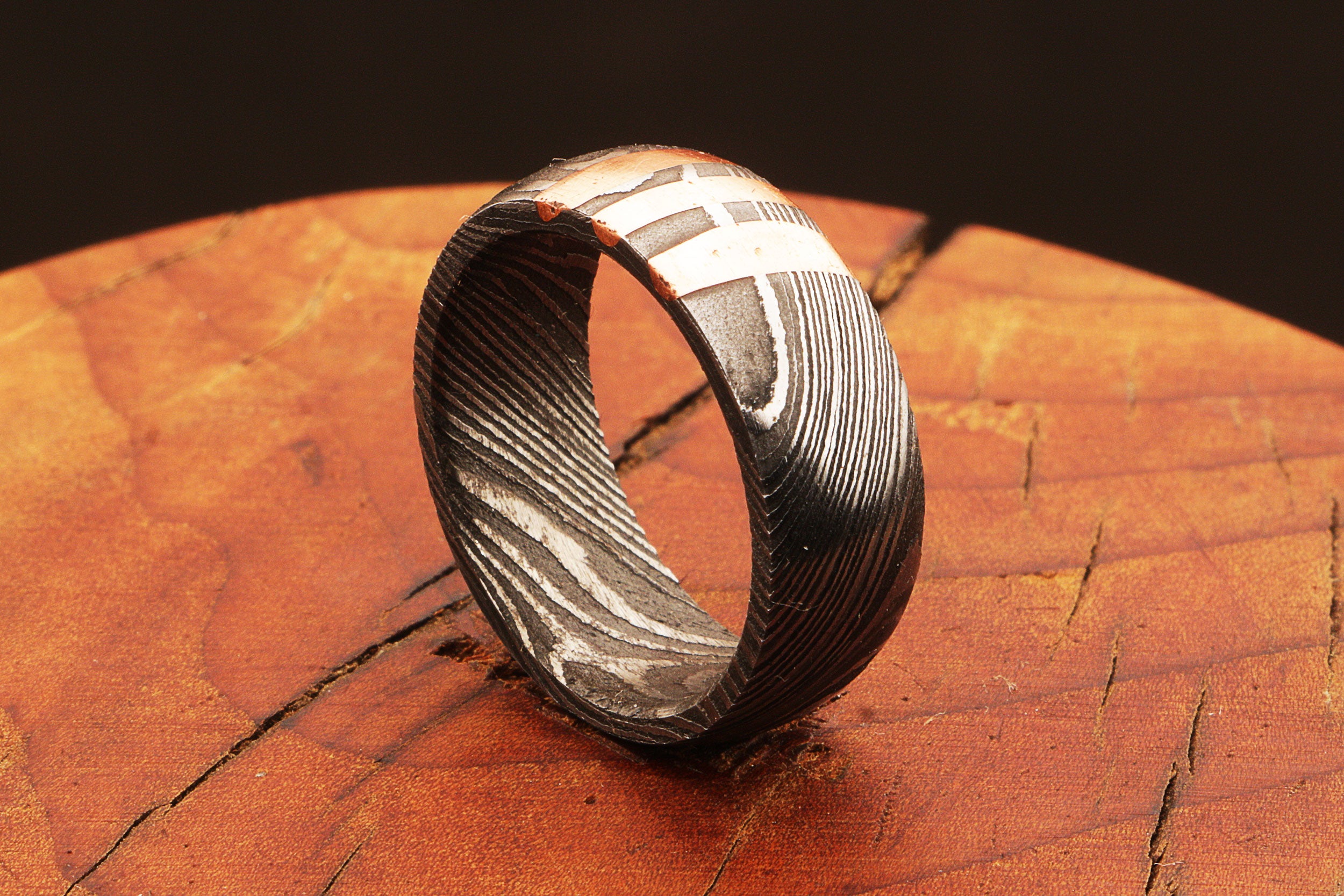 Captivated Damascus Steel Marble Grain Ring with Embedded Brass Cut Lines.Pro-Regalo7018