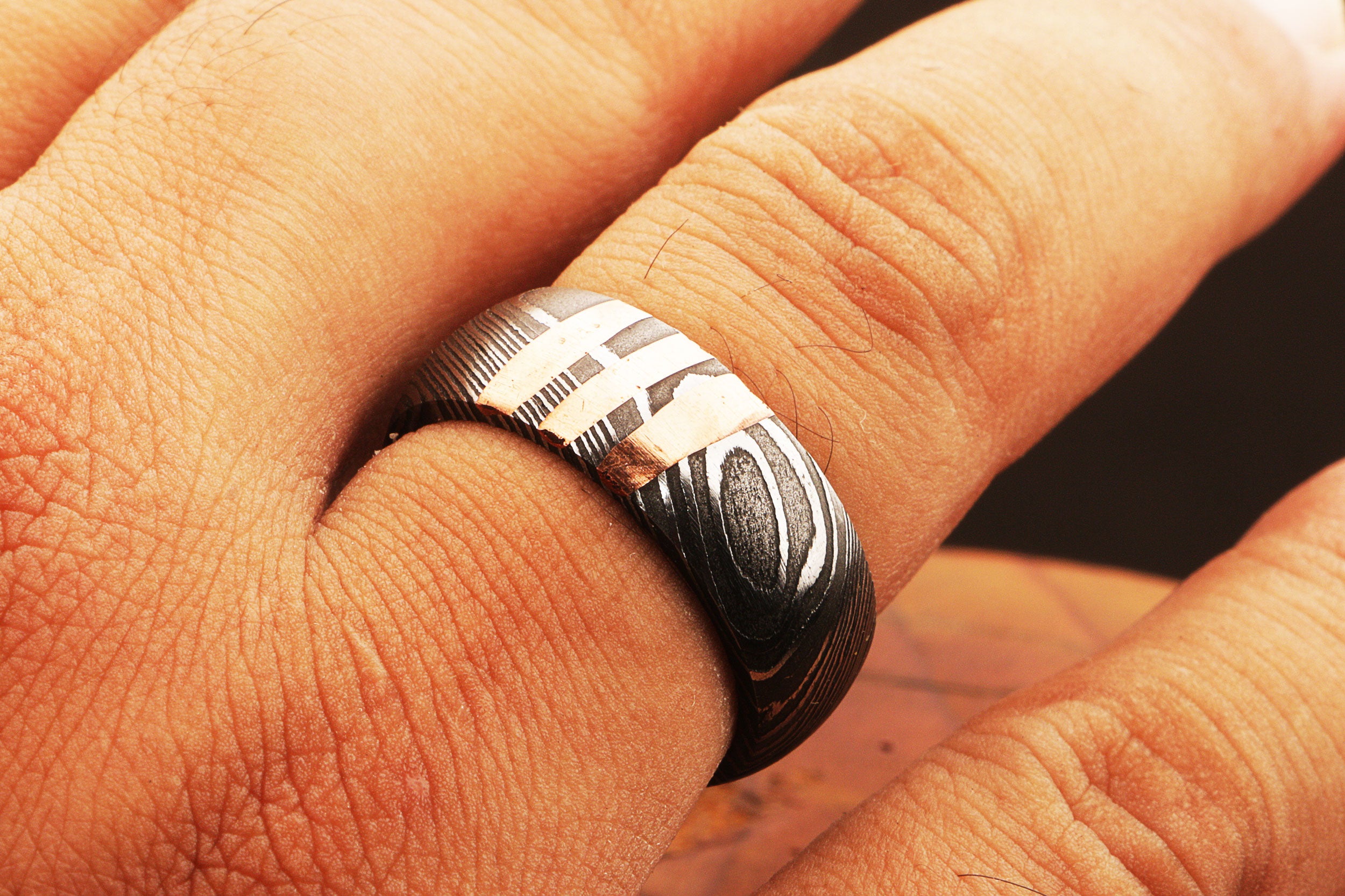 Captivated Damascus Steel Marble Grain Ring with Embedded Brass Cut Lines.Pro-Regalo7018