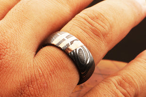 Captivated Damascus Steel Marble Grain Ring with Embedded Brass Cut Lines.Pro-Regalo7018