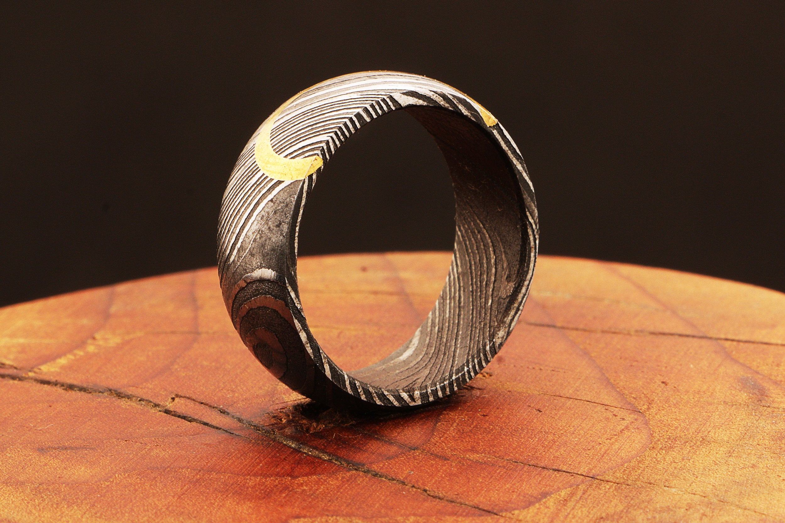 Enthralling Damascus steel Ring with Curved Brass Line Packed in Special Box. Pro-Regalo7019