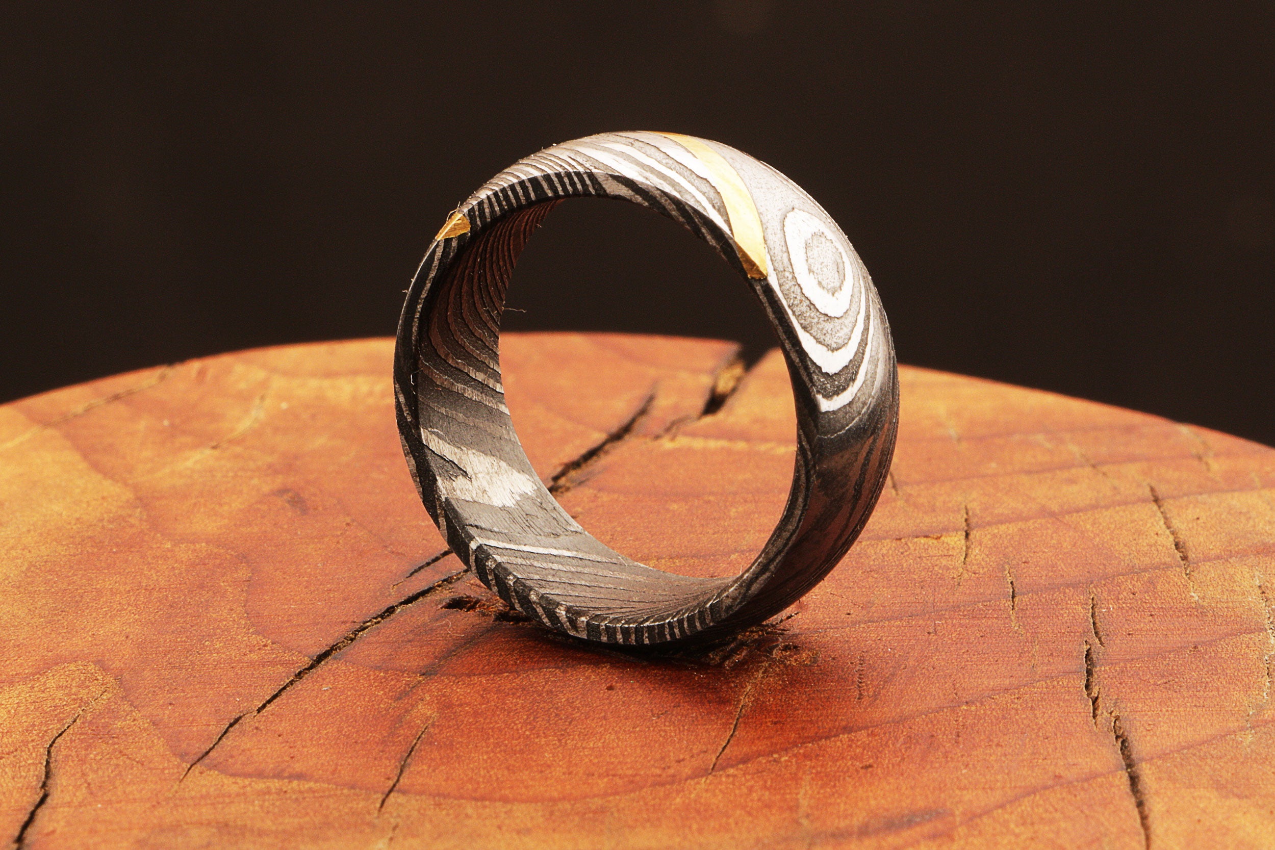 Enthralling Damascus steel Ring with Curved Brass Line Packed in Special Box. Pro-Regalo7019