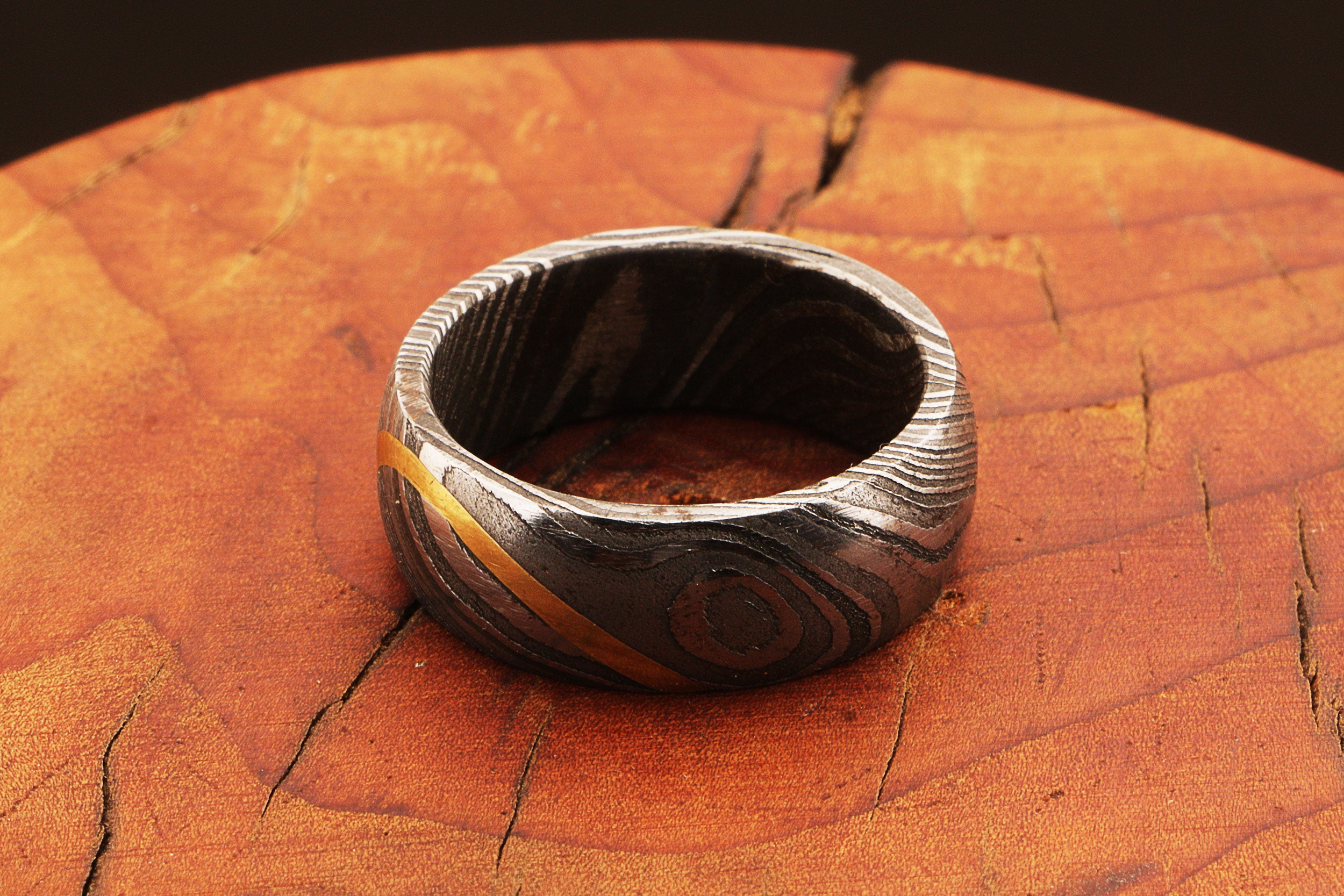 Enthralling Damascus steel Ring with Curved Brass Line Packed in Special Box. Pro-Regalo7019