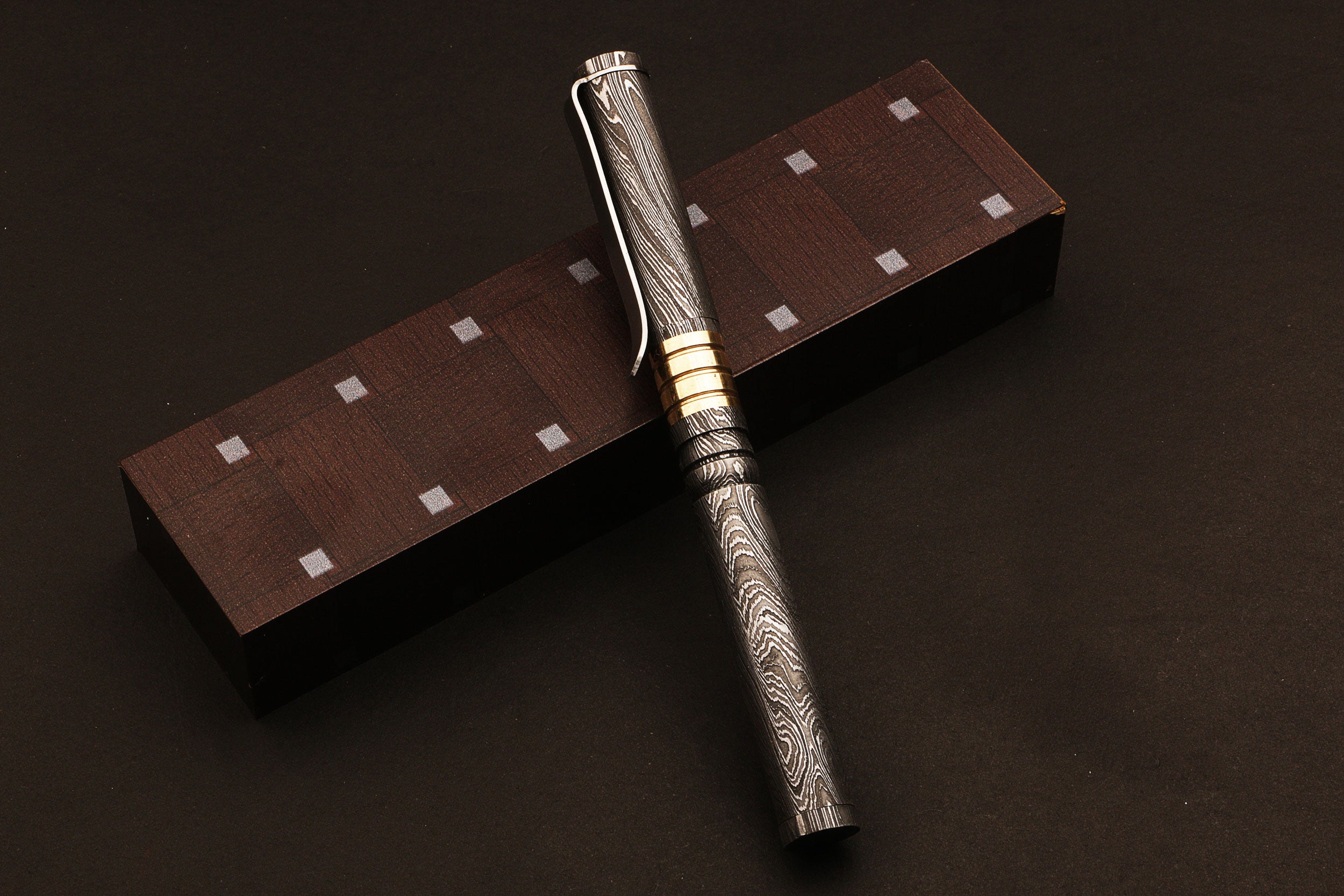 Handcrafted Lavish Damascus steel ballpoint pen with Brass Fittings. Pro-Regalo7004