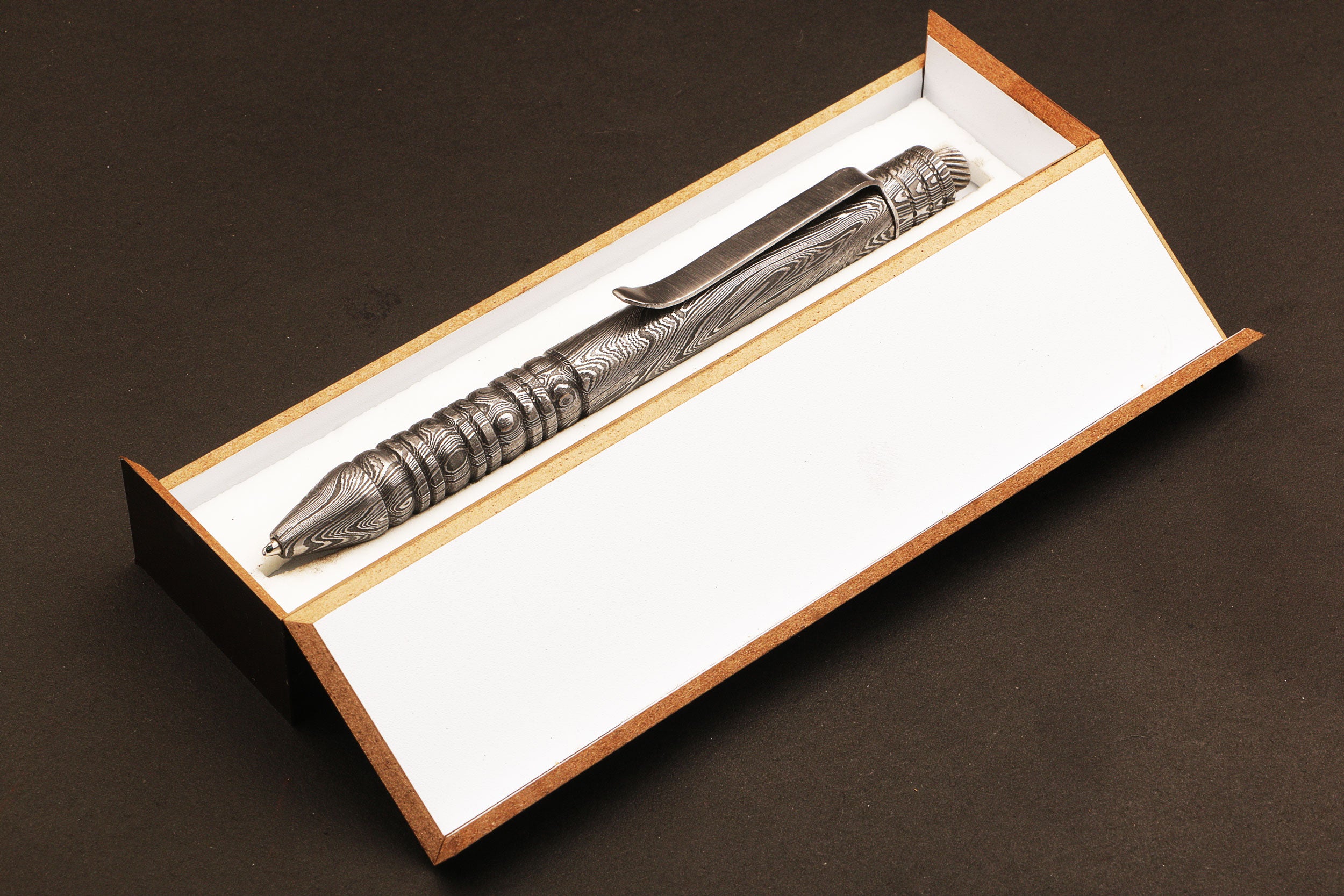 Hand forged Damascus steel Twisted Pattern ballpoint pen with Splines Button. Pro-Regalo7008