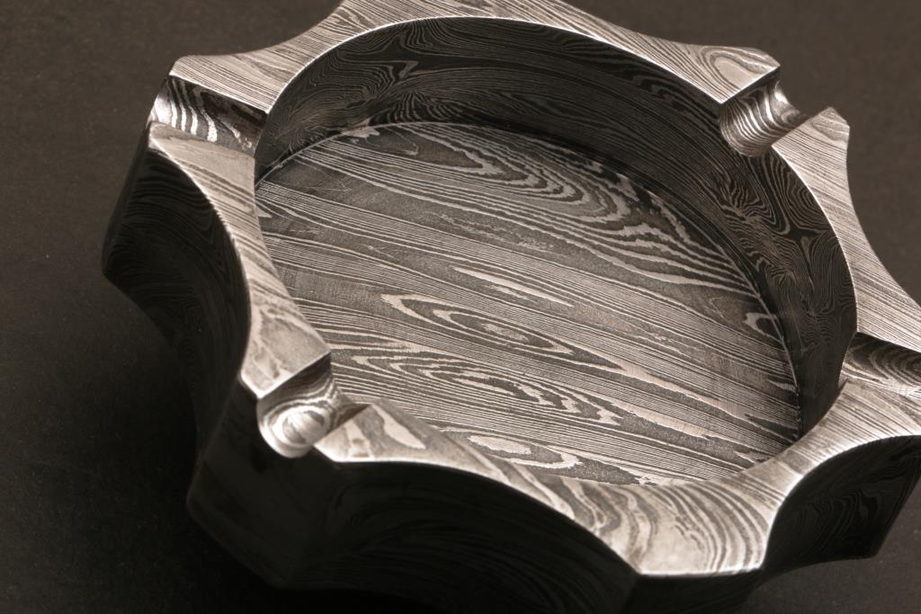 Unique Handmade Damascus steel Ashtray in Edge Design with Rose Wood Box. Pro-Capolavoro7001