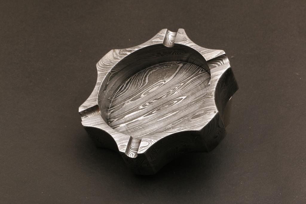 Unique Handmade Damascus steel Ashtray in Edge Design with Rose Wood Box. Pro-Capolavoro7001