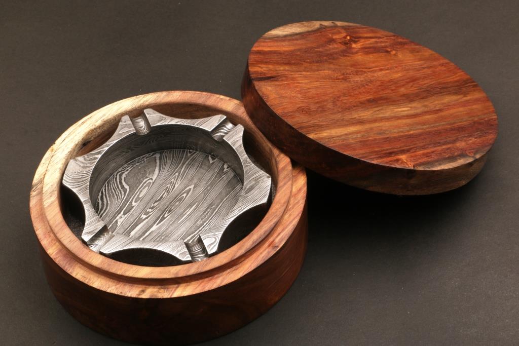 Unique Handmade Damascus steel Ashtray in Edge Design with Rose Wood Box. Pro-Capolavoro7001