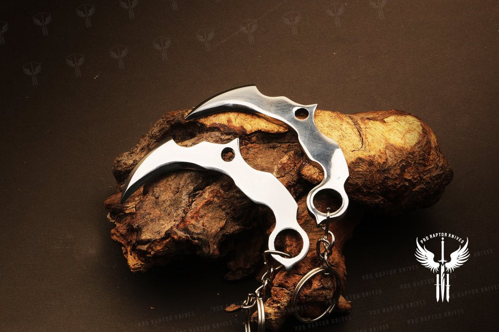 Handmade J2 steel Karambit Shaped Keychain. Buy One Get One Free in a Ash wood Gift Box. Car Gadgets.  Pro-Capolavoro1838