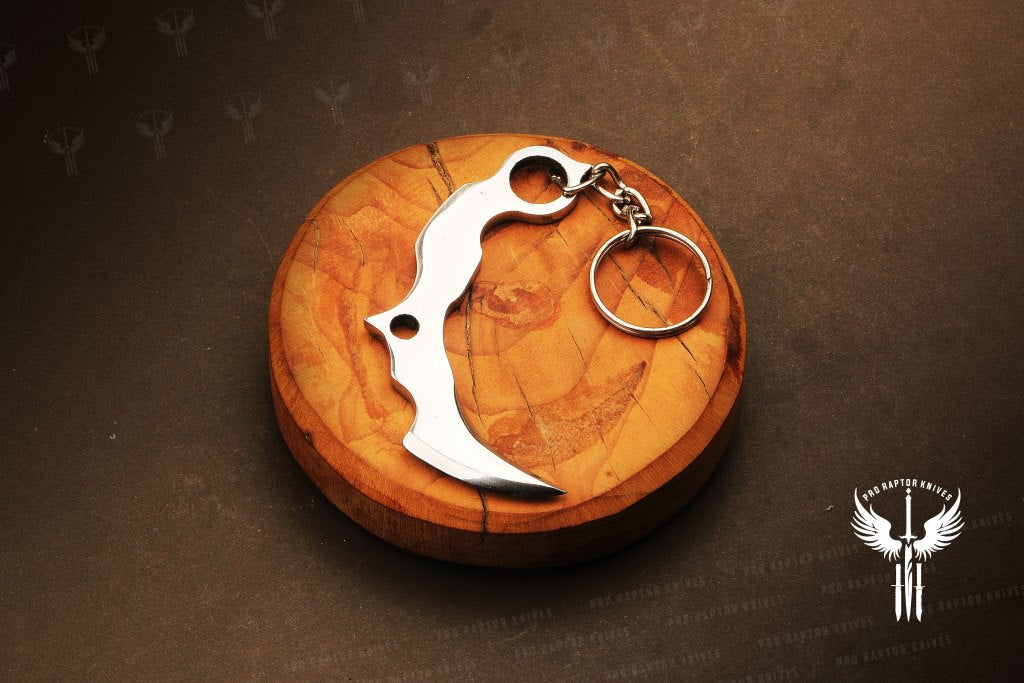 Handmade J2 steel Karambit Shaped Keychain. Buy One Get One Free in a Ash wood Gift Box. Car Gadgets.  Pro-Capolavoro1838