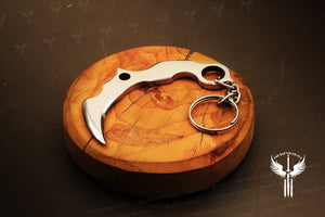 Handmade J2 steel Karambit Shaped Keychain. Buy One Get One Free in a Ash wood Gift Box. Car Gadgets.  Pro-Capolavoro1838