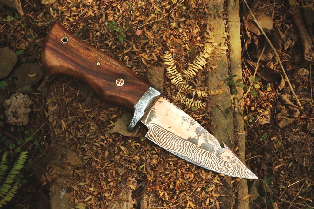 Handmade Copper Damascus Steel Camping Skinner with Gut Hook and Wood Handle. Pro-Tenace1602