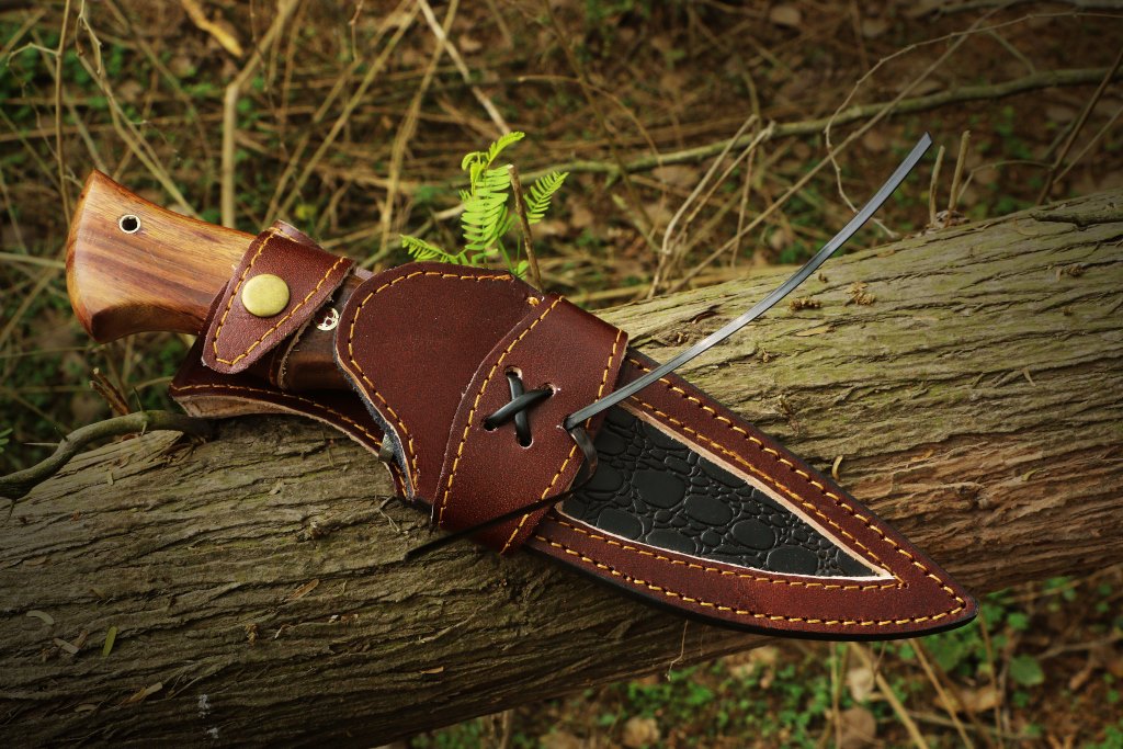 Handmade Copper Damascus Steel Camping Skinner with Gut Hook and Wood Handle. Pro-Tenace1602