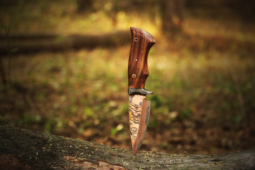 Handmade Copper Damascus Steel Camping Skinner with Gut Hook and Wood Handle. Pro-Tenace1602