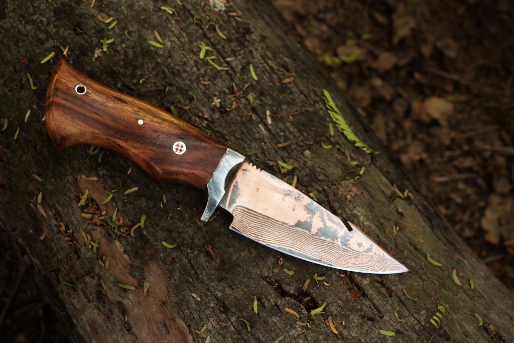 Handmade Copper Damascus Steel Camping Skinner with Gut Hook and Wood Handle. Pro-Tenace1602