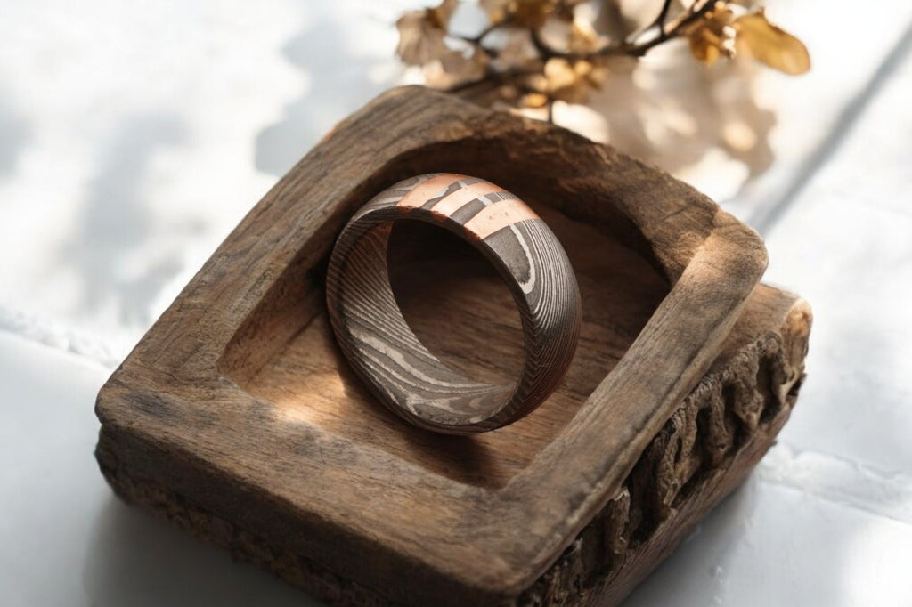 Captivated Damascus Steel Marble Grain Ring with Embedded Brass Cut Lines.Pro-Regalo7018