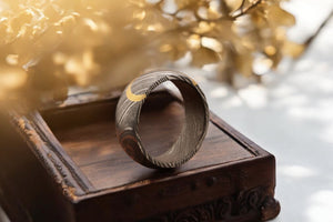 Enthralling Damascus steel Ring with Curved Brass Line Packed in Special Box. Pro-Regalo7019